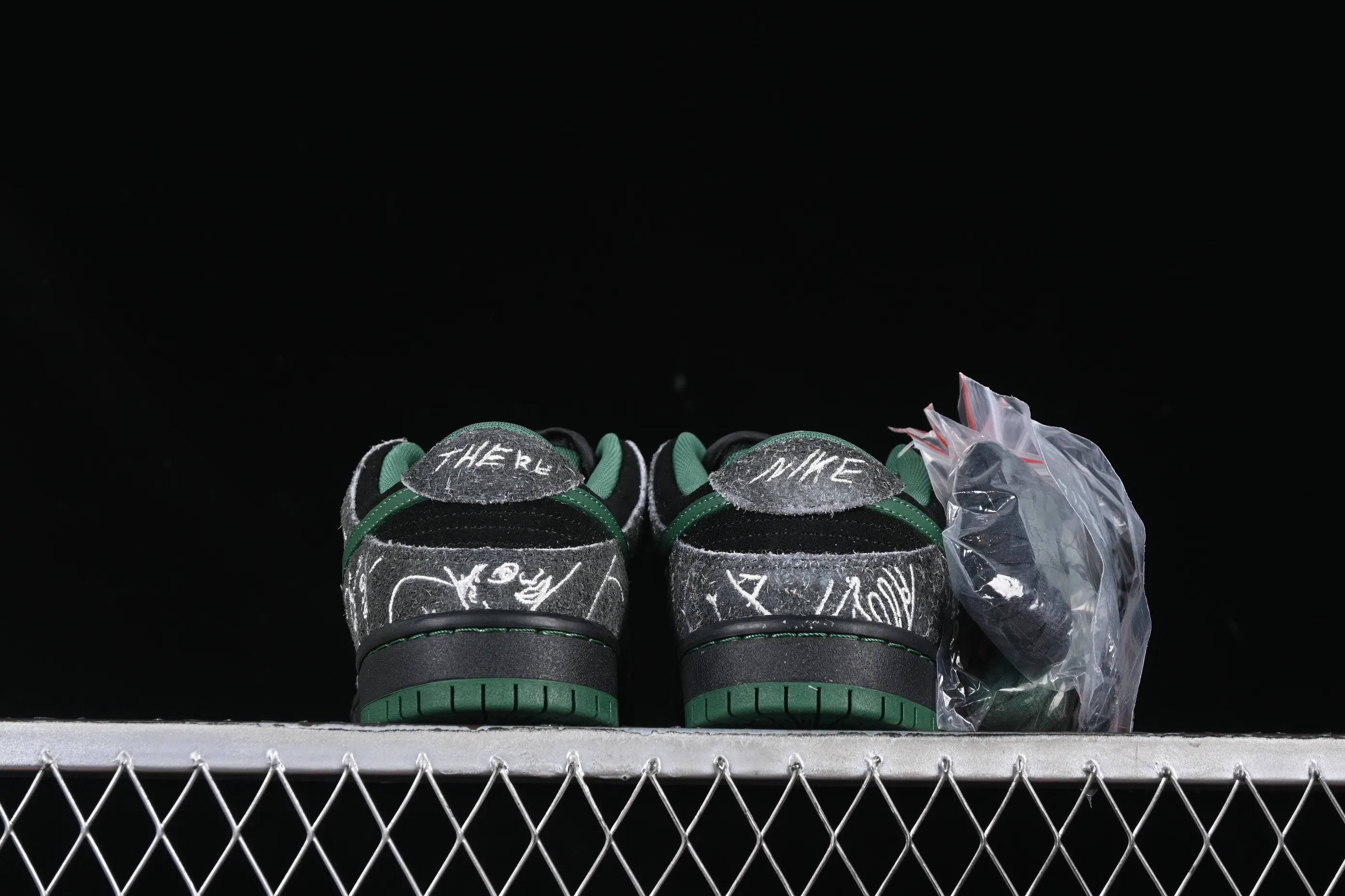 All Categories Nk SB Dunk Series Nk SB Dunk Low Low-top Sneakers K Version There Skateboards x Nk SB Dunk Low Graffiti Art Style Joint Model SB Low-top Casual Sneakers HF7743-001